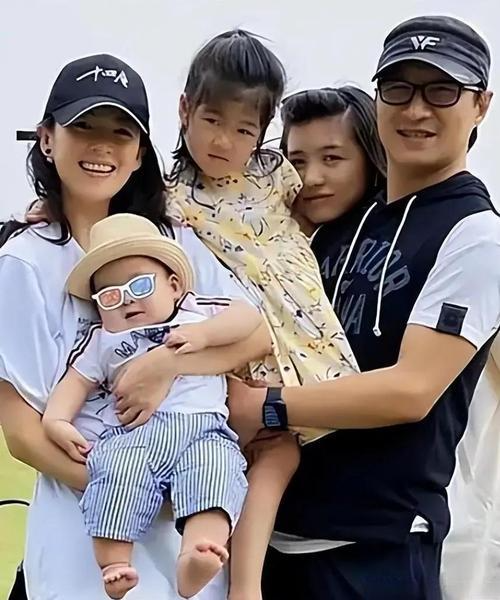 汪峰的“平衡术”：四个孩子三个妈，他如何把重组家庭过成“情感教科书”