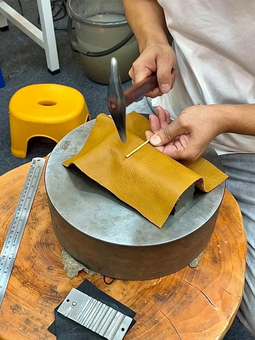 “打金”翻红成年轻人就业新选择：00后师傅月入过万，传统手艺注入新活力