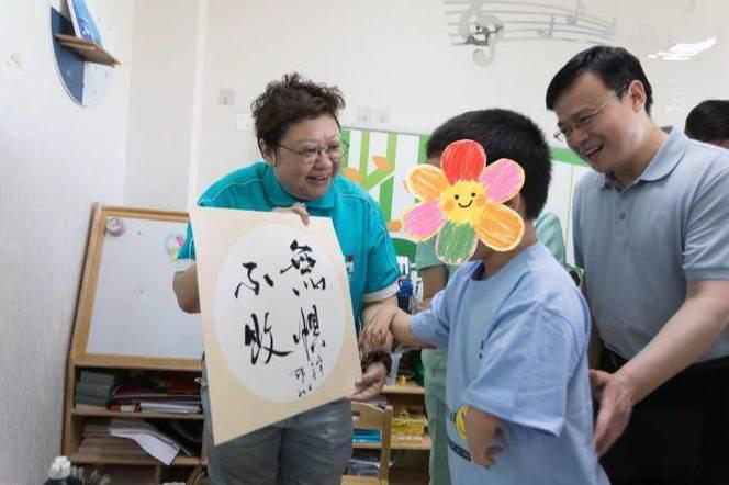 韩红基金会“陪你一起过六一”走进北京儿童福利院：捐赠康复设备与生活物资，陪伴孩子温暖过节