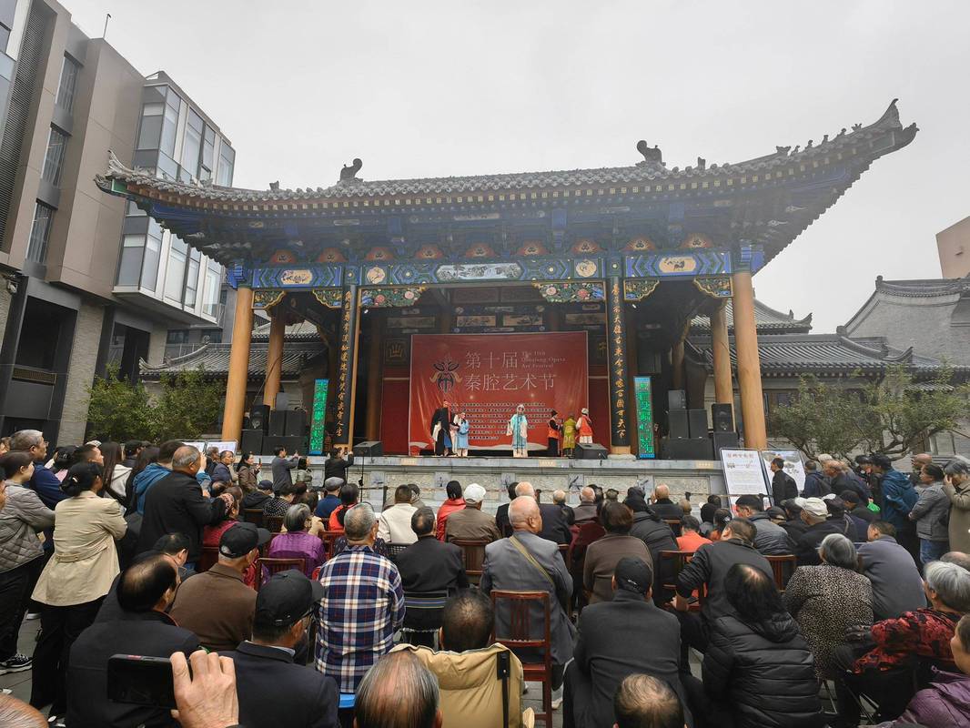 西安“咖啡+秦腔”跨界出圈：城墙根下“快闪”演出，让传统戏曲从高台走进市井