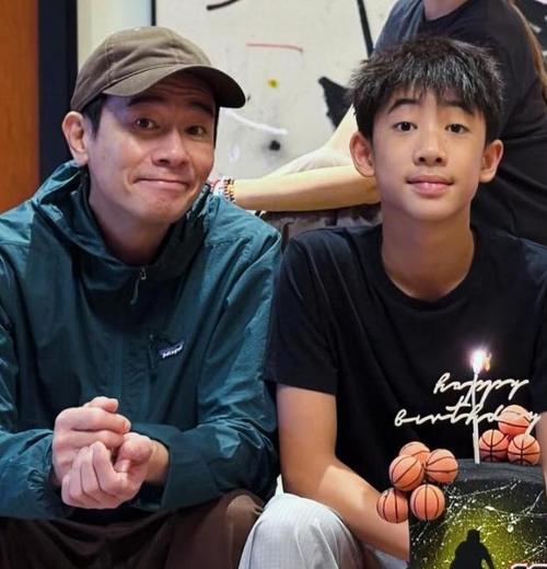 Jasper复制粘贴陈小春13岁庆生照：看基因力量的时光印记